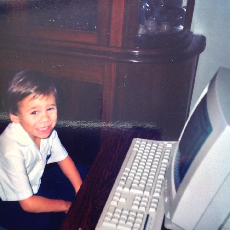 Daniel de niño frente a una computadora