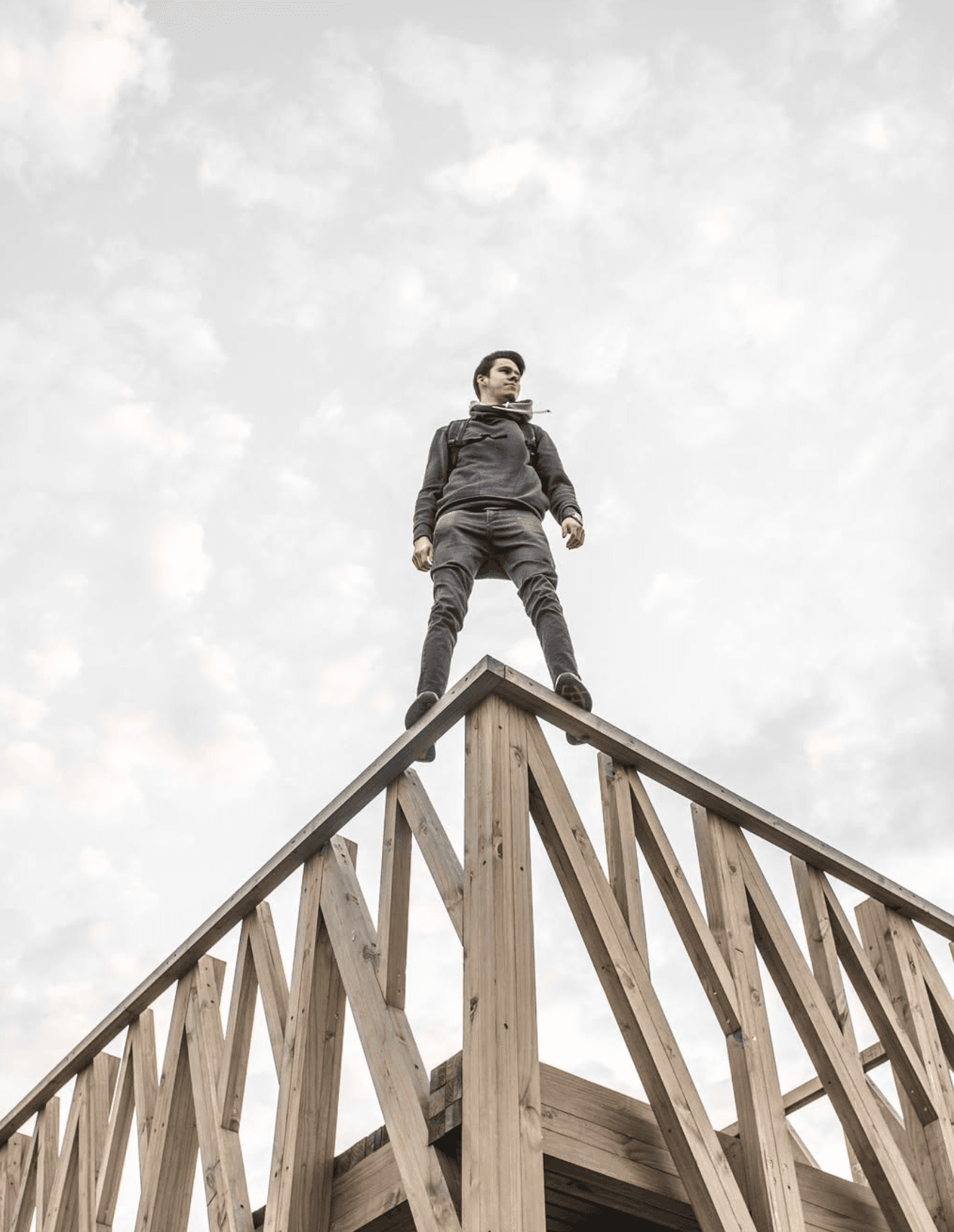 Daniel sobre una estructura de madera al aire libre