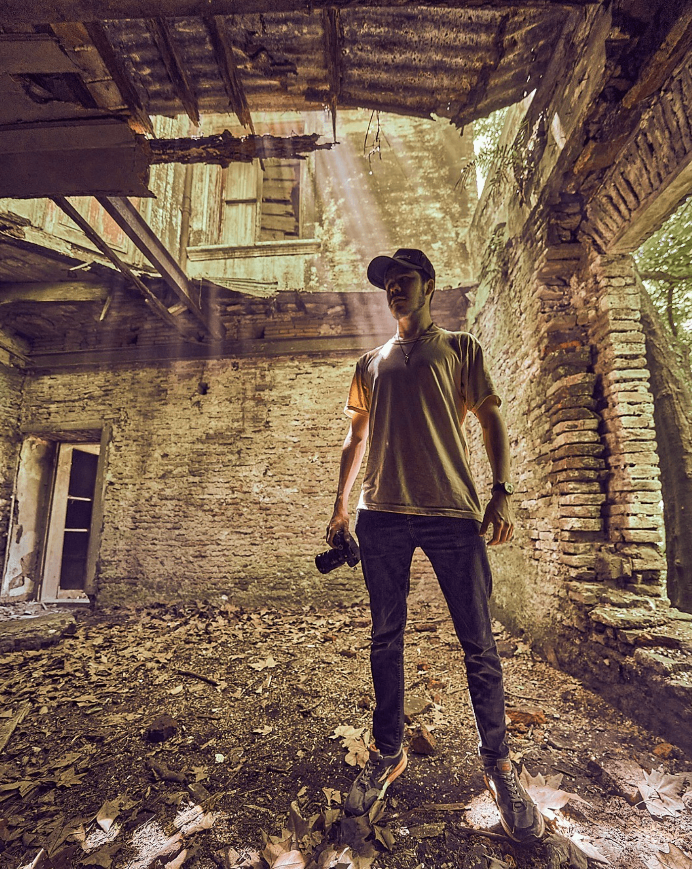 Daniel explorando una construcción antigua